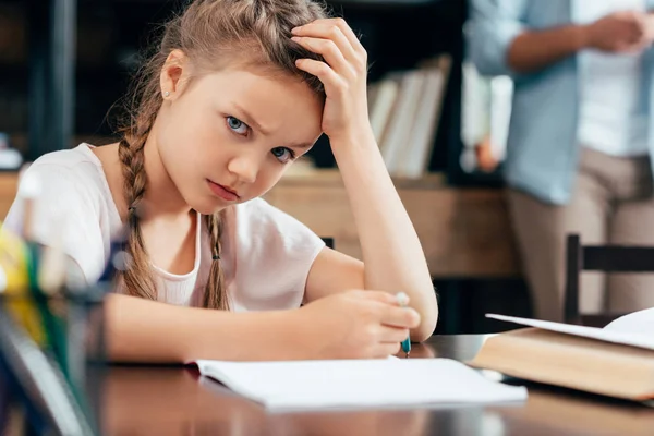 Bambina scrivere compiti a casa — Foto stock