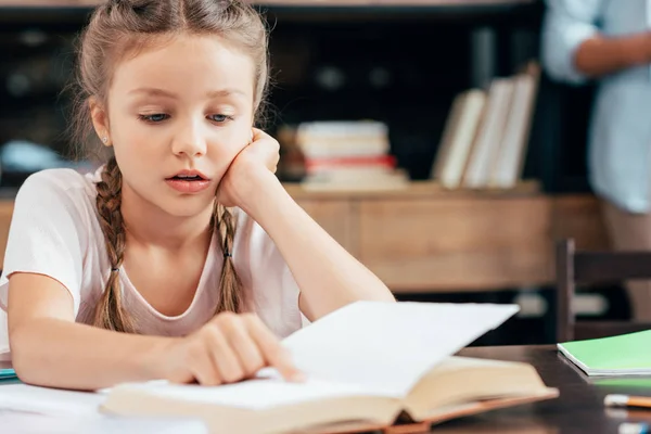 Kleines Mädchen liest Buch — Stockfoto