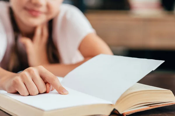 Libro di lettura — Foto stock