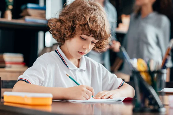Маленький хлопчик робить домашнє завдання — стокове фото