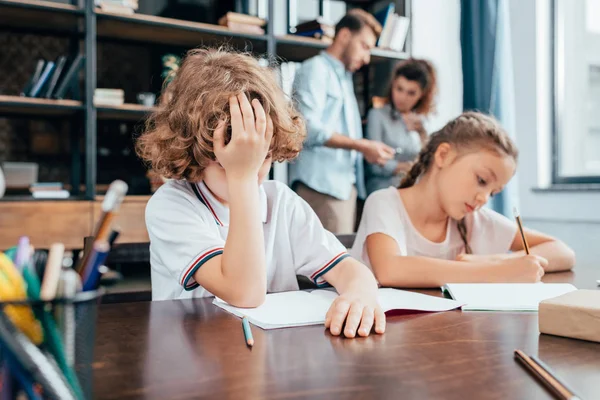 Niños haciendo tareas juntos - foto de stock