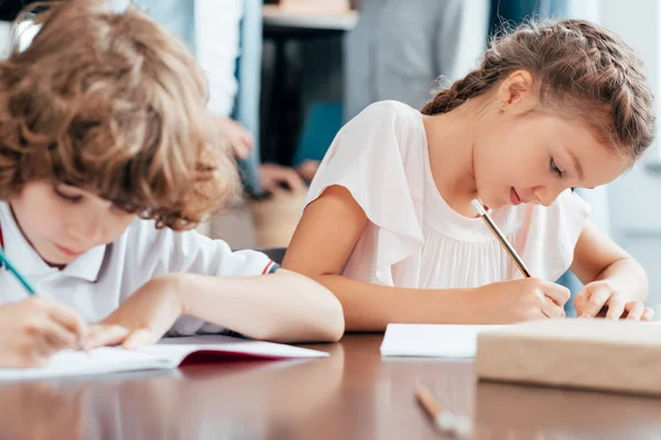 Kinder machen gemeinsam Hausaufgaben — Stockfoto