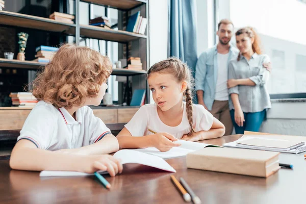 Kinder machen gemeinsam Hausaufgaben — Stockfoto