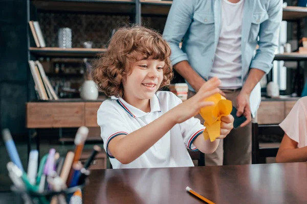 Scuola ragazzo crumpling carta — Foto stock