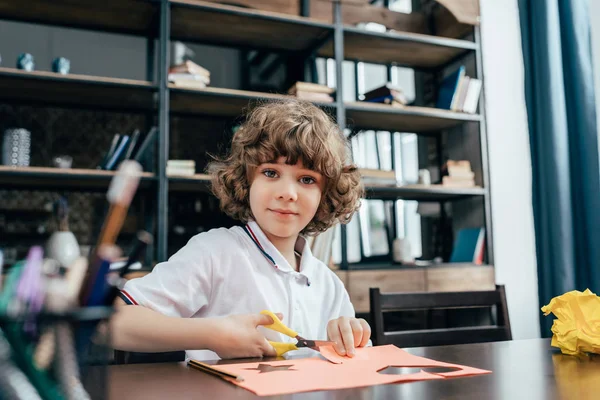 Pequeño chico haciendo la tarea - foto de stock