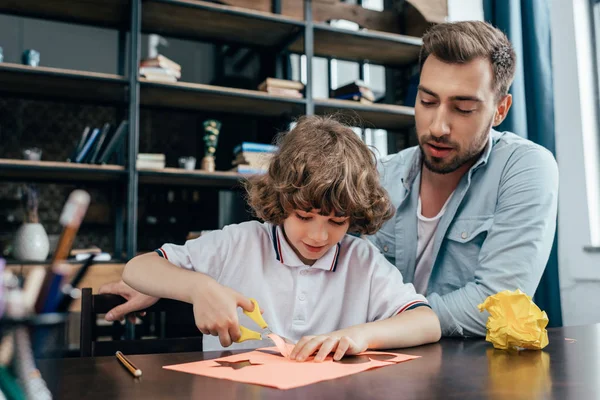 Vater und Sohn beim Schnitzen — Stockfoto