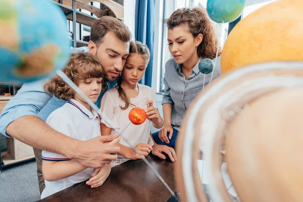 Familia haciendo modelo de sistema solar - foto de stock