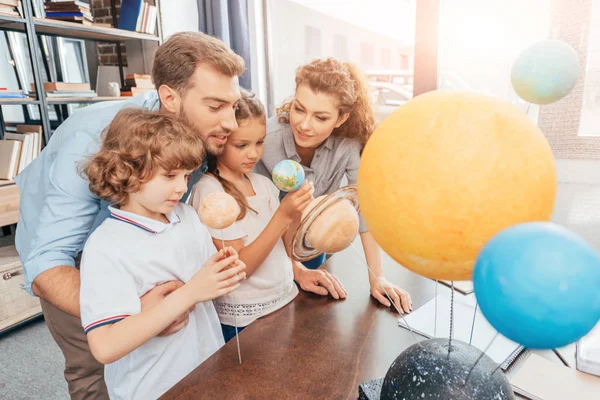 Familia haciendo modelo de sistema solar - foto de stock