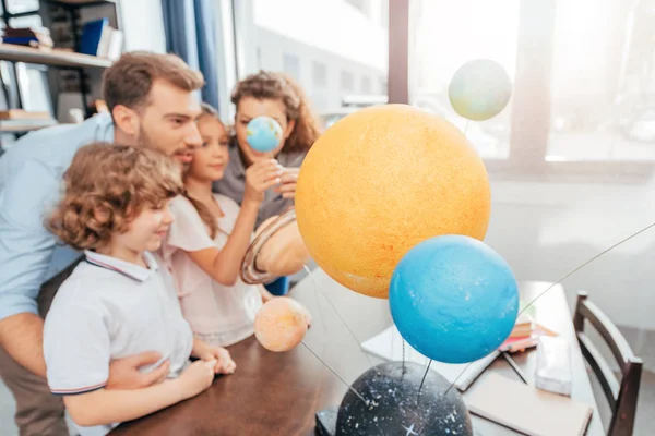 Familia haciendo modelo de sistema solar - foto de stock