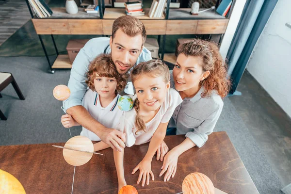 Famille avec modèle de système solaire — Photo de stock