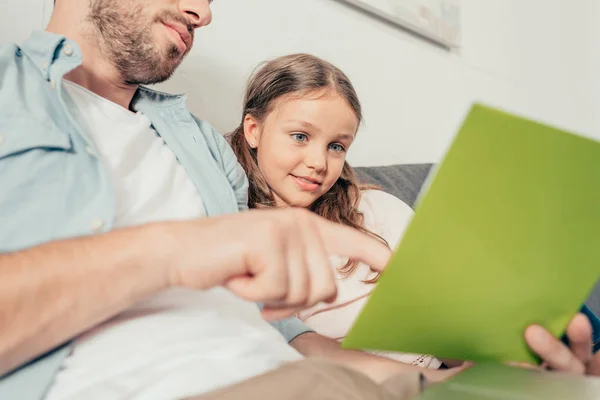Girl doing homework with father — Stock Photo