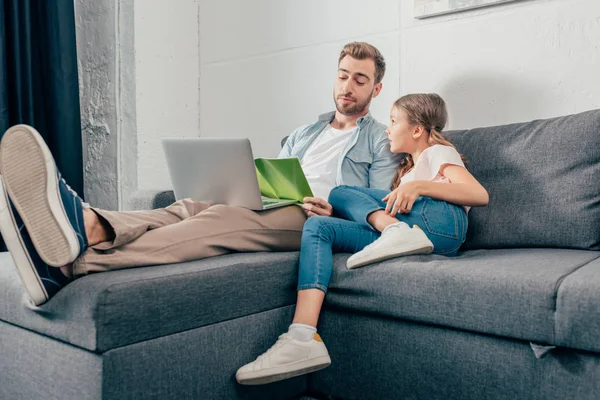 Girl doing homework with father — Stock Photo