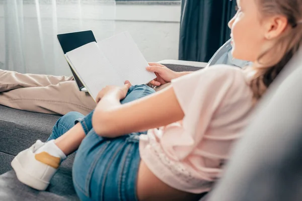 Girl doing homework with father — Stock Photo