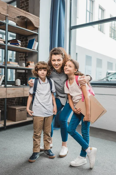 Mère avec des enfants prêts pour l'école — Photo de stock