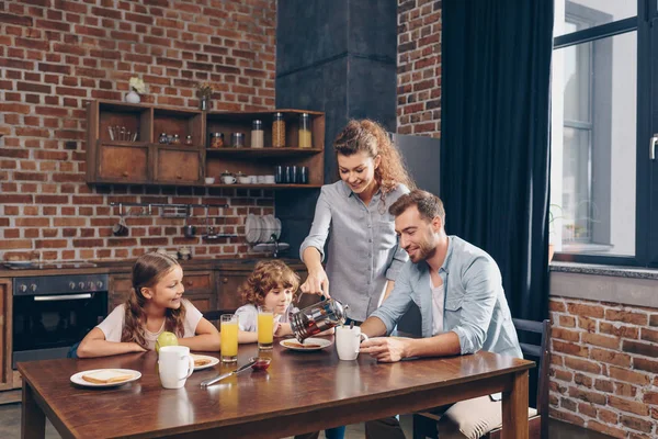 Famille heureuse — Photo de stock