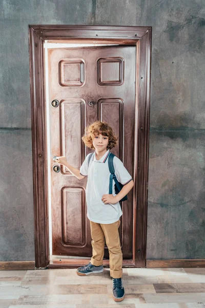 Симпатичный мальчик, идущий в школу — стоковое фото
