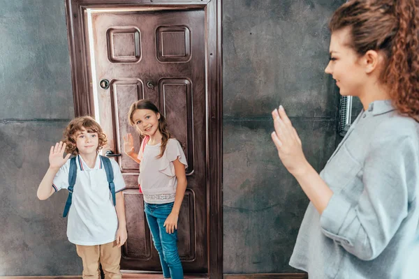 Mãe vendo seus filhos para a escola — Fotografia de Stock