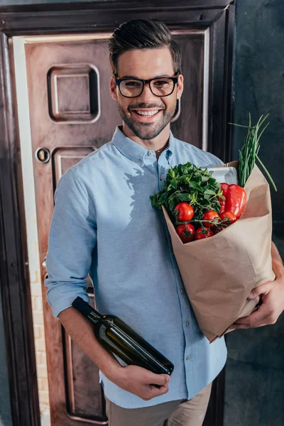 Uomo arrivato dal negozio di alimentari — Foto stock