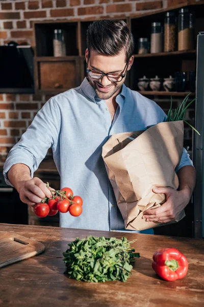 Man arrived from grocery store — Stock Photo