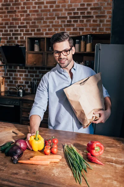 Joven hombre desembalaje productos - foto de stock