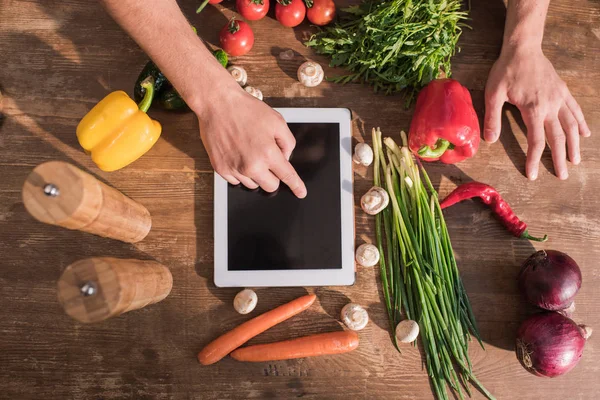 Cocinar con tableta - foto de stock