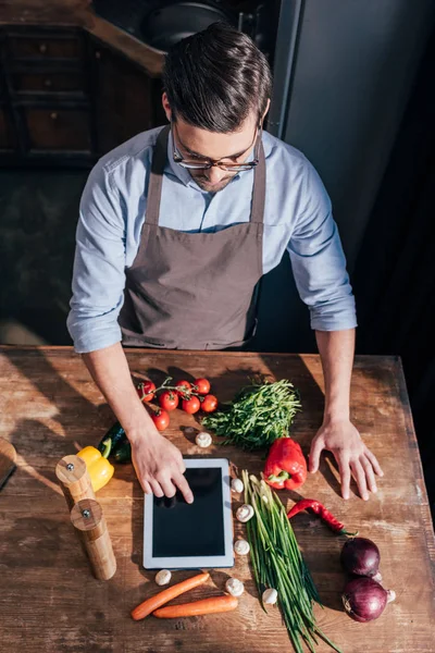 Человек приготовления пищи с планшетом — стоковое фото