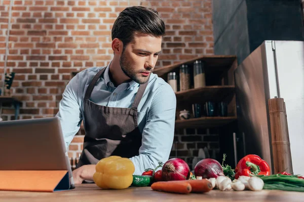 Giovanotto premuroso in cucina — Foto stock