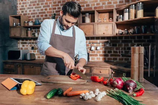 Hombre cortando verduras - foto de stock