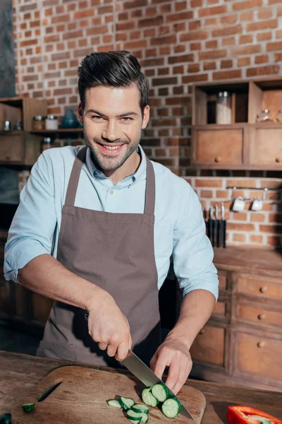 Man cutting vegetables — Stock Photo