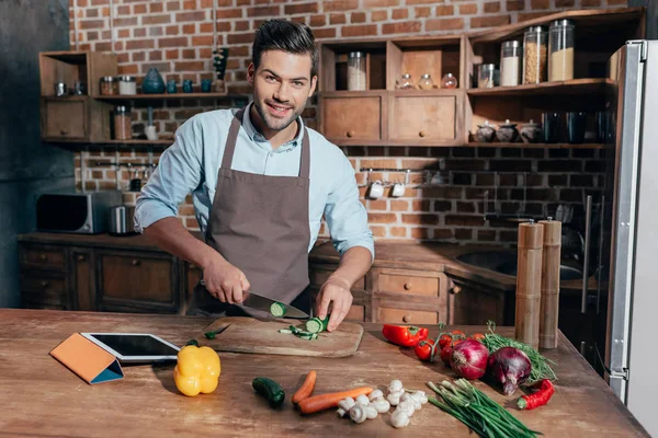 Uomo taglio verdure — Foto stock