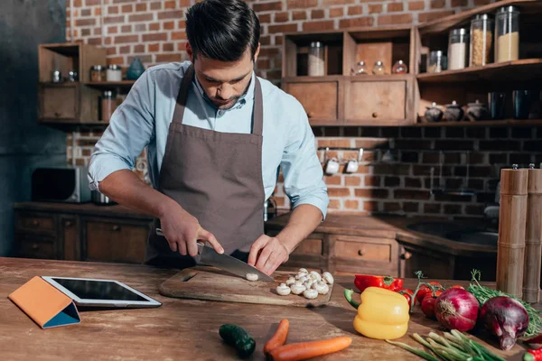 Hombre cortando verduras - foto de stock