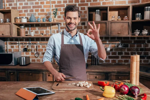 Hombre joven cocinando — Stock Photo