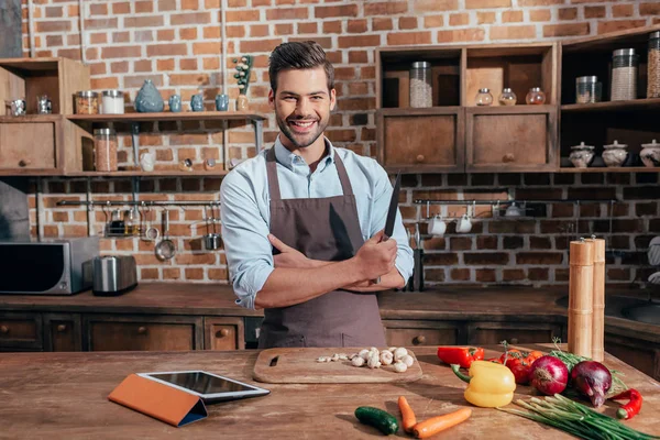 Junger Mann kocht — Stockfoto