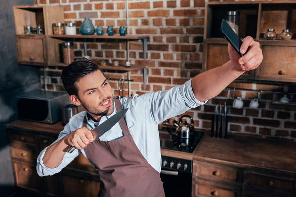 Homme prenant selfie tout en cuisinant — Photo de stock