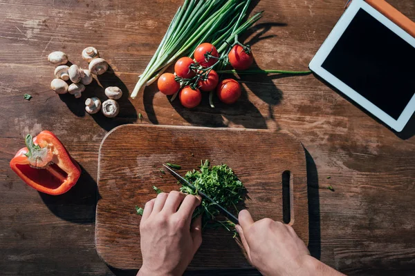 Mann kocht mit Tablet — Stockfoto