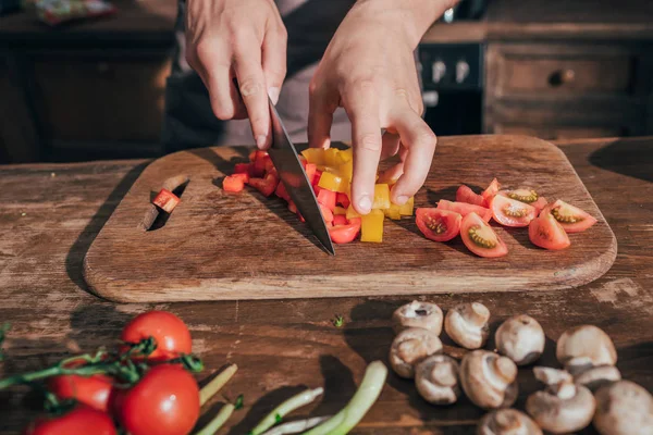 Man cutting vegetables — Stock Photo