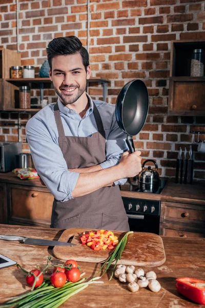 Giovane uomo cucina — Foto stock