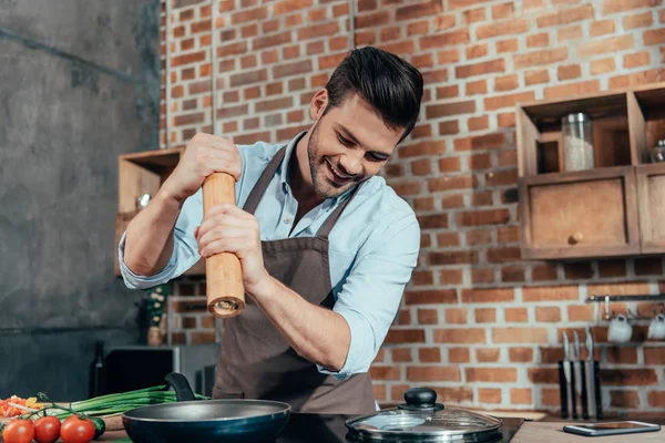 Junger Mann kocht — Stockfoto