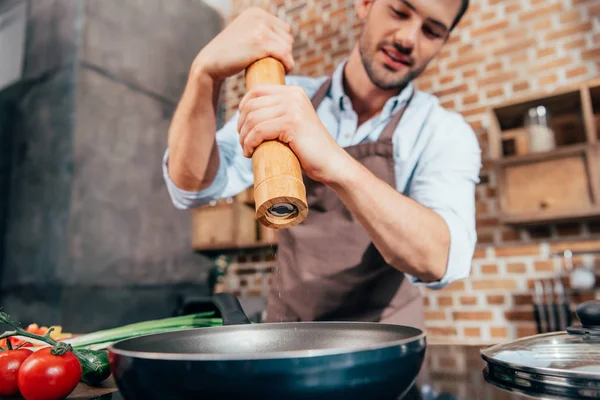 Junger Mann kocht — Stockfoto