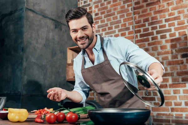 Молода людина, приготування їжі — Stock Photo