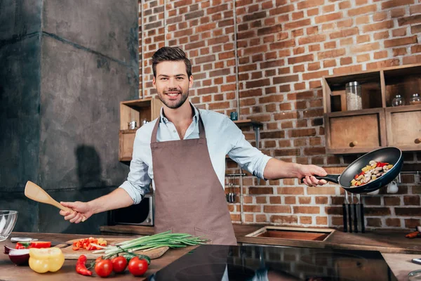 Junger Mann kocht — Stockfoto