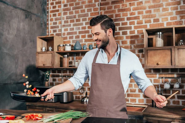 Hombre joven cocinando - foto de stock