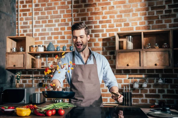 Giovane uomo cucina — Foto stock