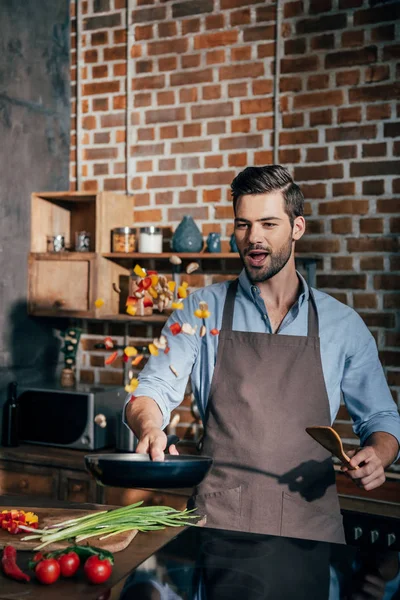 Jeune homme cuisine — Photo de stock