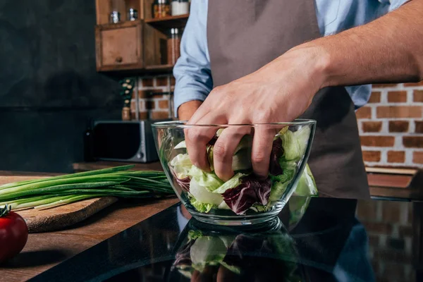 Hombre haciendo ensalada - foto de stock