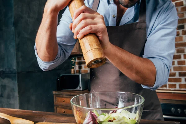 Hombre haciendo ensalada - foto de stock