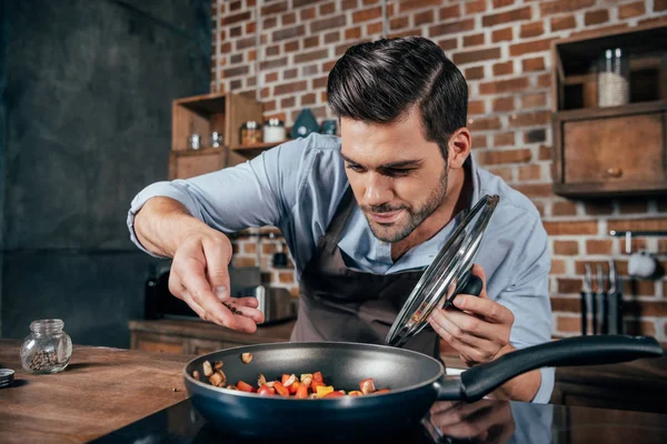 Giovane uomo cucina — Foto stock