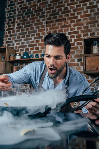 Young man cooking — Stock Photo