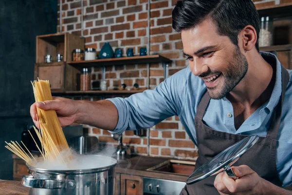 Hombre joven cocinando - foto de stock