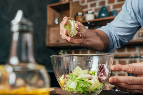Salat zubereiten — Stockfoto